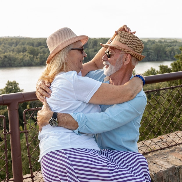 Foto gratuita encantadora pareja de ancianos abrazando tiro medio