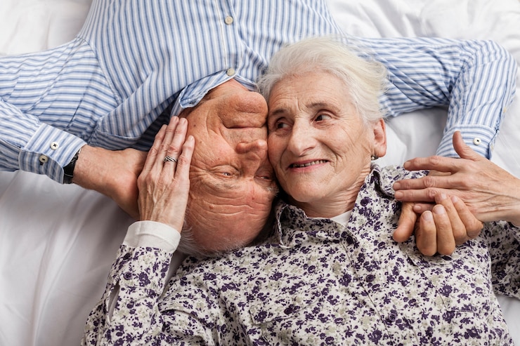 Foto gratuito encantadora pareja de ancianos enamorados