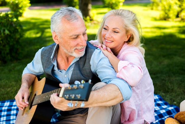 Foto gratuita encantadora pareja de ancianos pasando un buen rato en la naturaleza