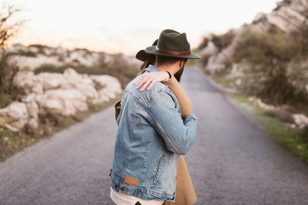 Foto gratuita encantadora pareja bailando en una carretera de montaña