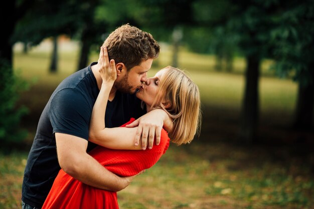 Encantadora pareja besándose al aire libre