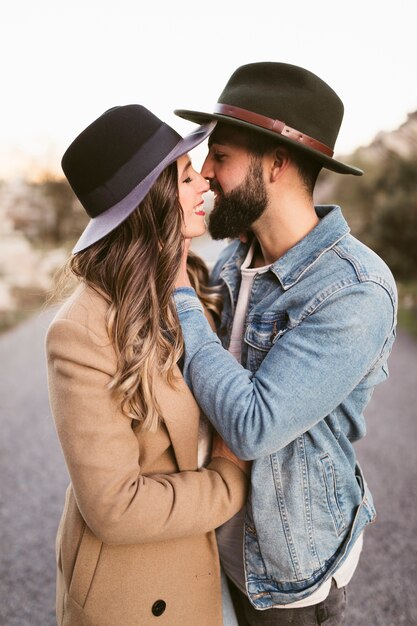 Encantadora pareja besándose en la carretera