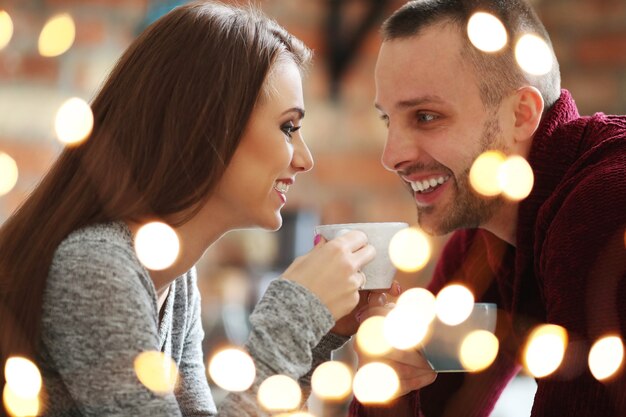 Encantadora pareja en un café