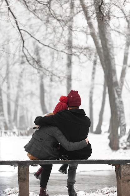 Foto gratuita encantadora pareja calentándose con un abrazo