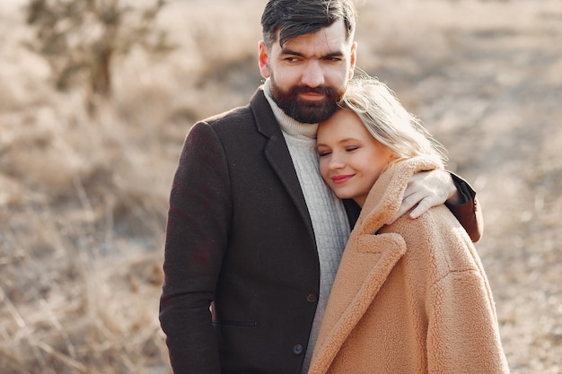 Encantadora pareja en un campo de primavera