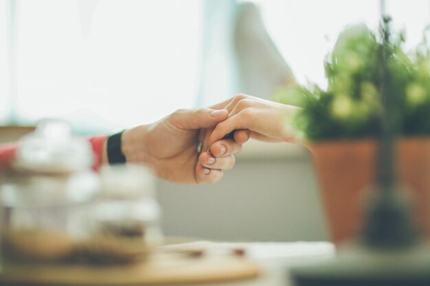 Encantadora pareja en casa