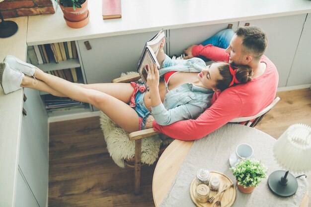 Encantadora pareja en casa