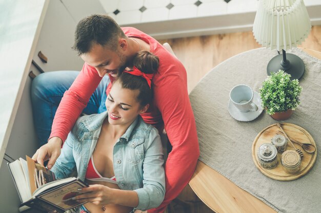 Encantadora pareja en casa