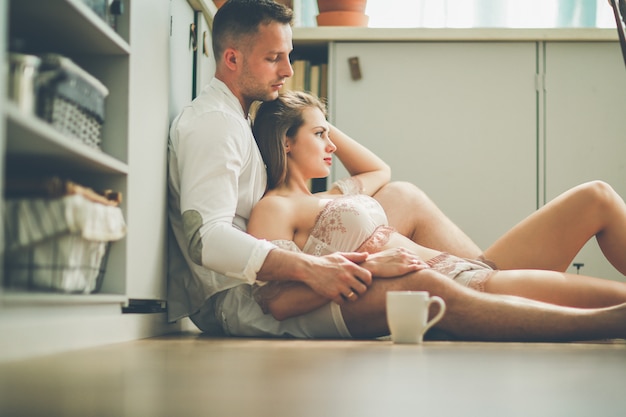 Encantadora pareja en casa