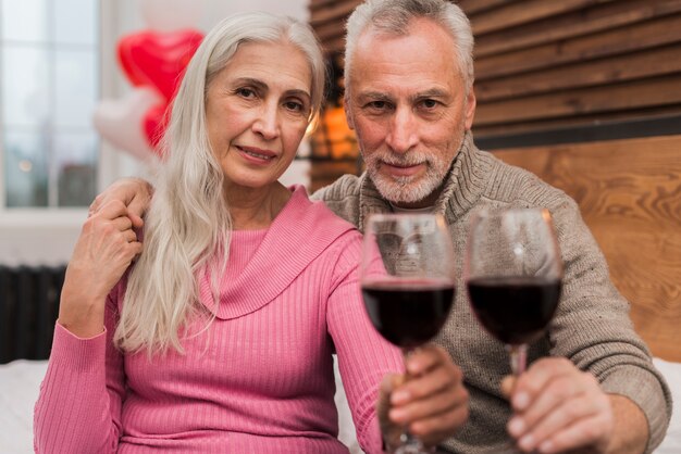 Encantadora pareja celebrando el día de San Valentín