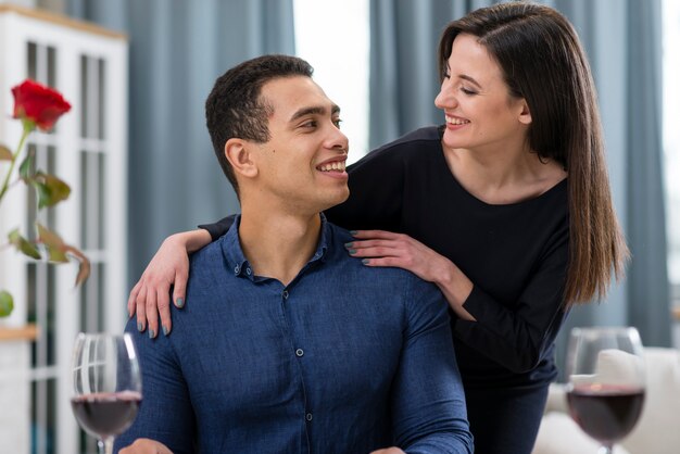 Encantadora pareja cenando juntos el día de San Valentín