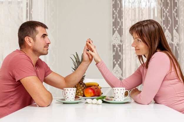 Encantadora pareja cenando juntos