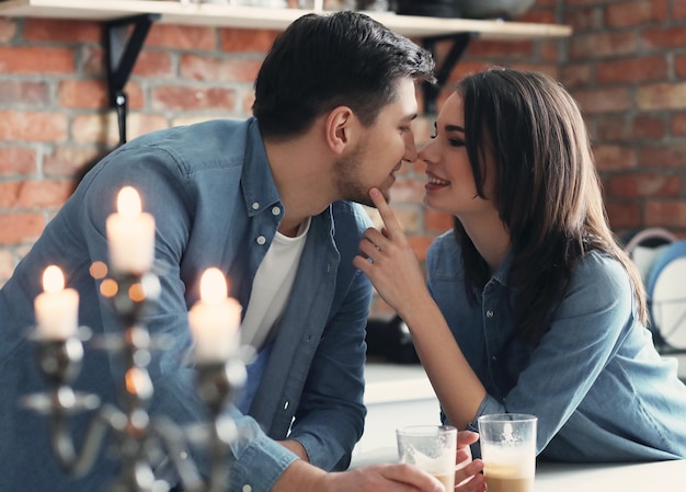 Encantadora pareja en la cocina