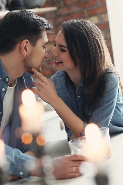 Encantadora pareja en la cocina