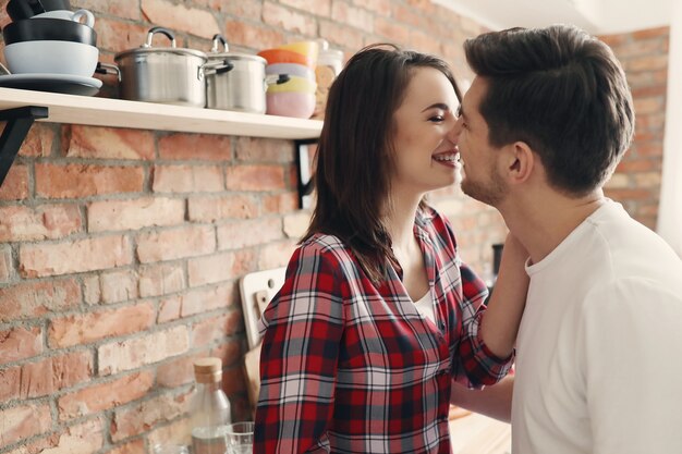 Encantadora pareja en la cocina