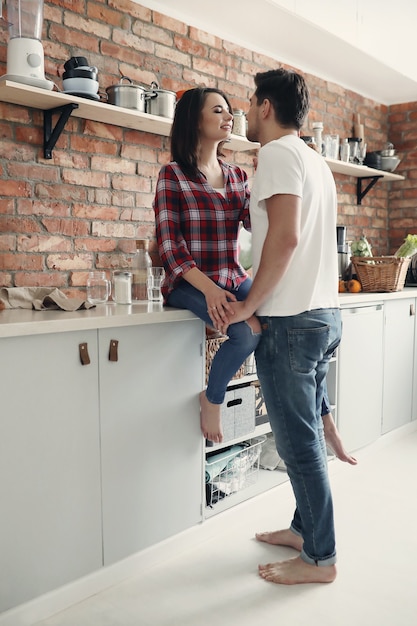 Encantadora pareja en la cocina