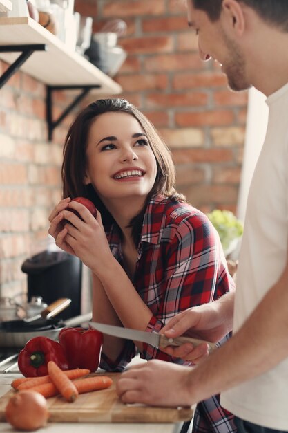 Encantadora pareja en la cocina