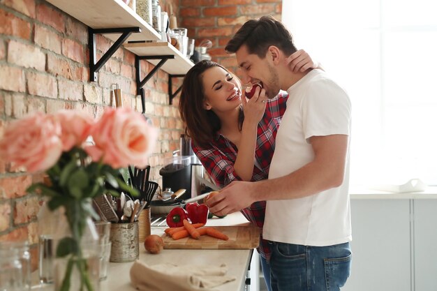 Encantadora pareja en la cocina