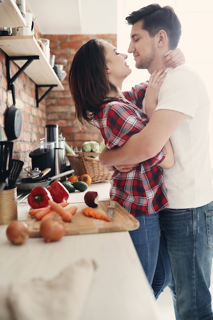 Foto gratuita encantadora pareja en la cocina