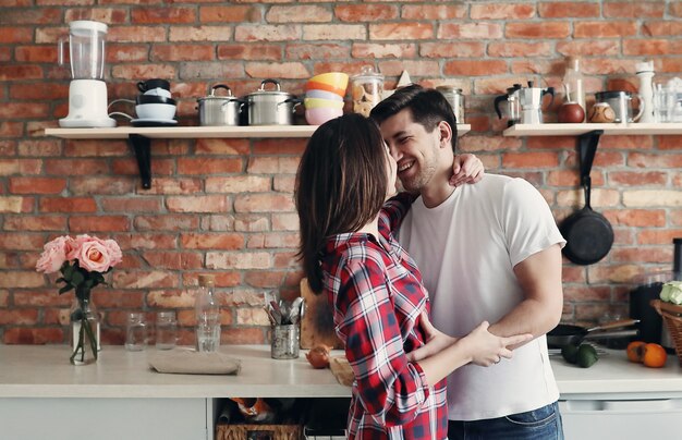 Encantadora pareja en la cocina