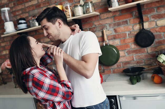 Encantadora pareja en la cocina