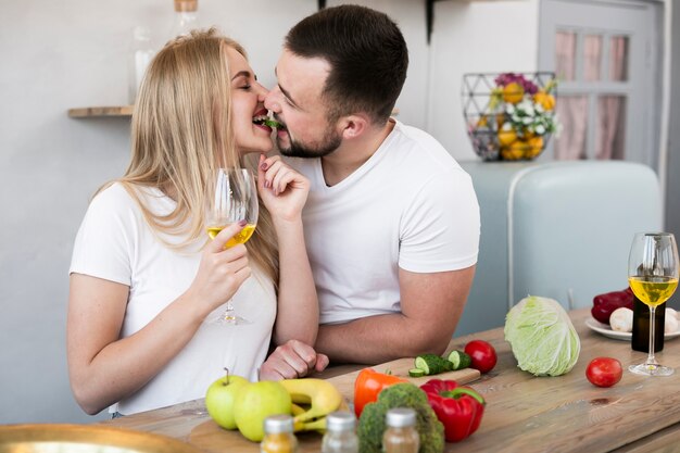 Encantadora pareja cocinando juntos