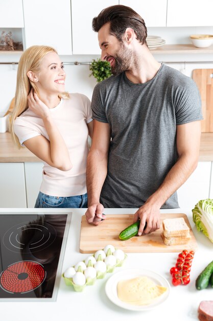 Encantadora pareja cocinando en su cocina