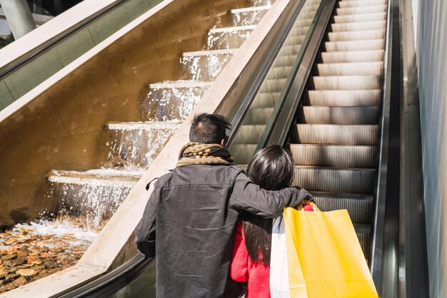 Encantadora pareja de compras en el centro comercial.