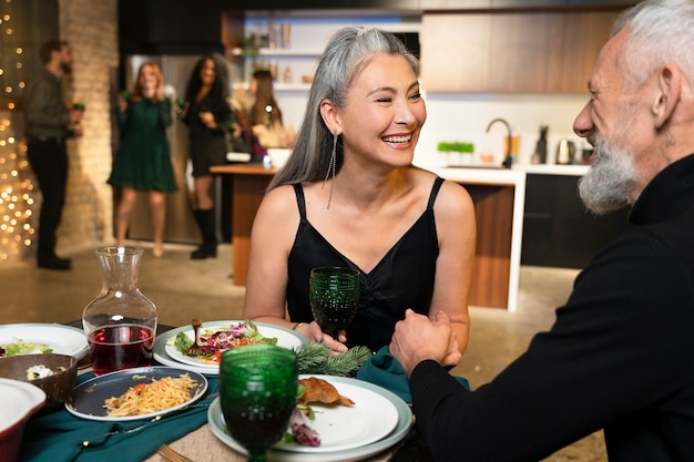 Encantadora pareja disfrutando de una fiesta de año nuevo