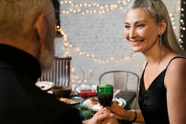 Encantadora pareja disfrutando de una fiesta de año nuevo