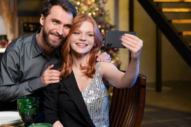 Encantadora pareja disfrutando de una fiesta de año nuevo