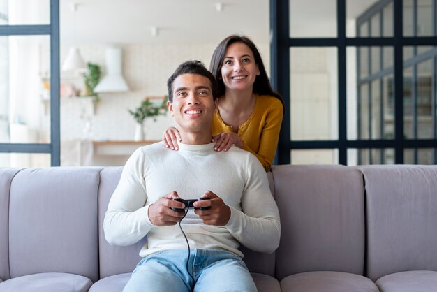 Encantadora pareja disfrutando de juegos juntos