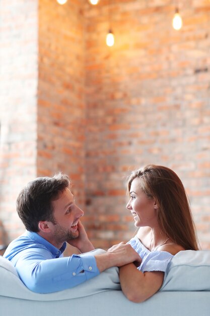 Encantadora pareja disfrutando el tiempo juntos