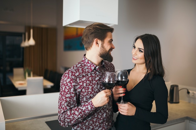 Encantadora pareja disfrutando de vino y unos a otros