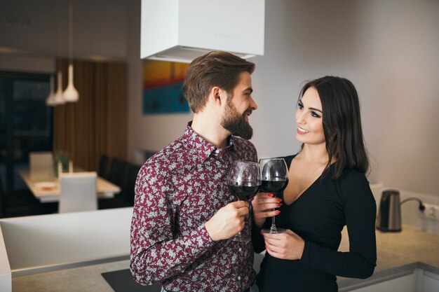 Encantadora pareja disfrutando de vino y unos a otros