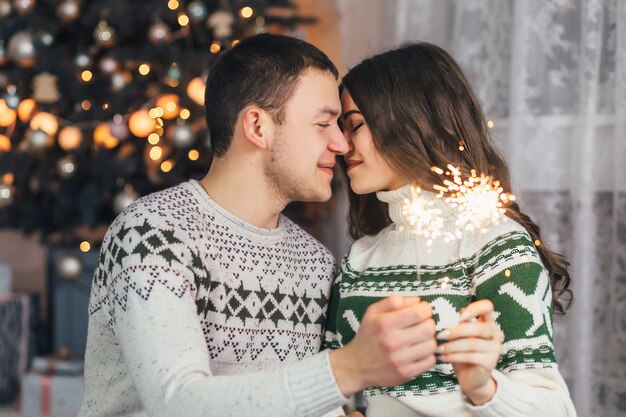 La encantadora pareja de enamorados abrazándose y manteniendo sparles