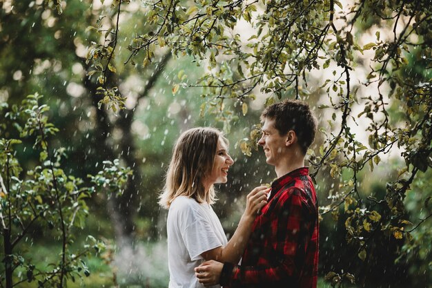 La encantadora pareja de enamorados abrazándose en el parque