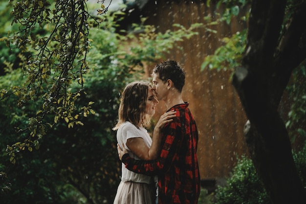 Foto gratuita la encantadora pareja de enamorados abrazándose en el parque