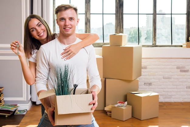 Encantadora pareja está disfrutando de la nueva casa