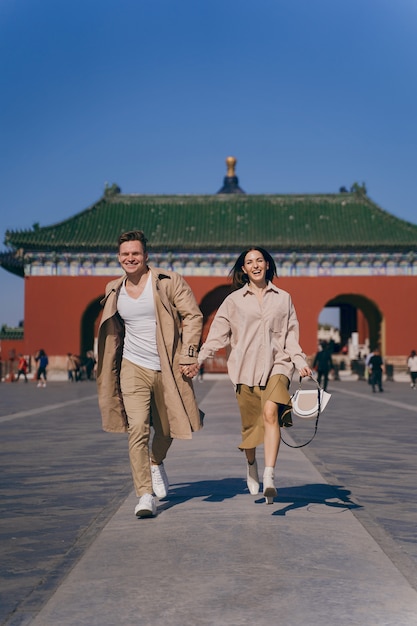 Encantadora pareja explorando atracciones turísticas en Beijing, China