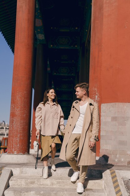 Encantadora pareja explorando atracciones turísticas en Beijing, China