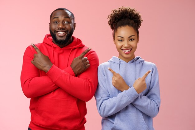 Encantadora pareja feliz afroamericana novio novia mudarse juntos señalando diferentes lados brazos cruzados pecho izquierdo derecho sonriendo ampliamente optimista tienen variedad buenas opciones oportunidades