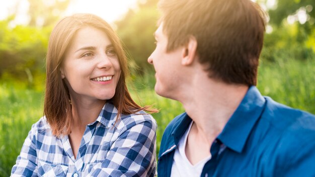 Encantadora pareja feliz juntos en el parque