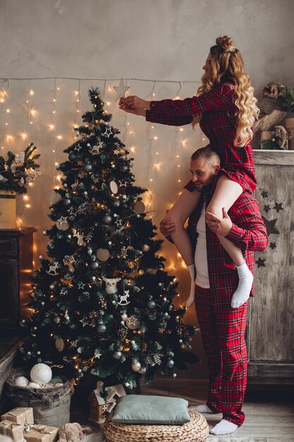 Encantadora pareja feliz que va a celebrar el año nuevo