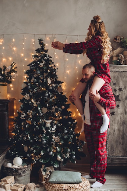 Encantadora pareja feliz que va a celebrar el año nuevo