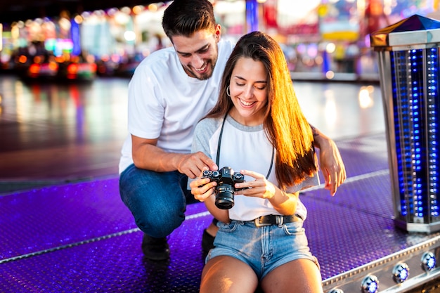 Encantadora pareja en feria mirando a cámara