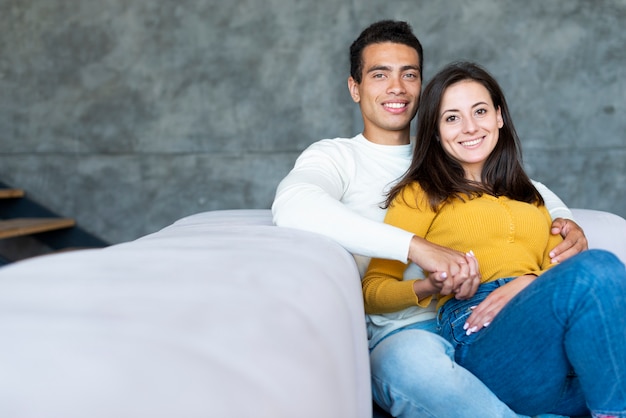 Encantadora pareja frente a la cámara