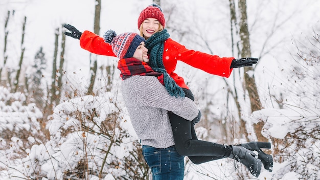 Encantadora pareja joven disfrutando de invierno