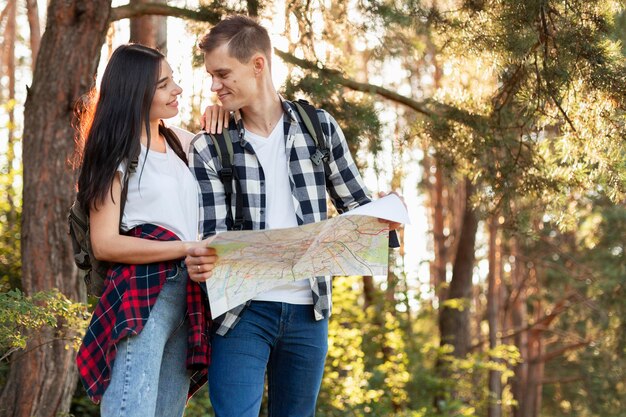 Encantadora pareja joven juntos al aire libre