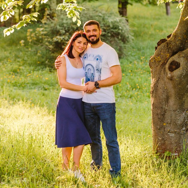 Encantadora pareja joven en el parque